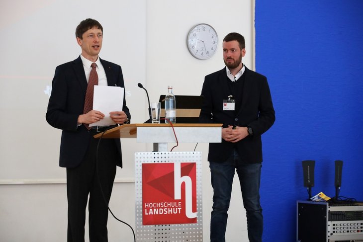 Veranstaltungsinitiator Prof. Dr. Artem Ivanov (links) mit Fabian Barth. (Texas Instruments), Alumni der Hochschule, der den Plenumsvortrag hielt.