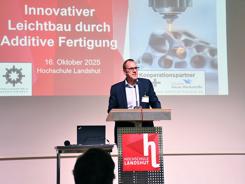 Prof. Dr. Jautze bei seiner Begrüßung der Teilnehmer