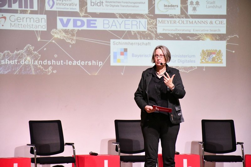 Hochschulpräsidentin Prof. Dr. Manuela Wirtz gratulierte bei ihrer Begrüßung zum 10 Jubiläum des Landshut Leadership Forums. Hochschulpräsidentin Prof. Dr. Manuela Wirtz gratulierte bei ihrer Begrüßung zum 10 Jubiläum des Landshut Leadership Forums.