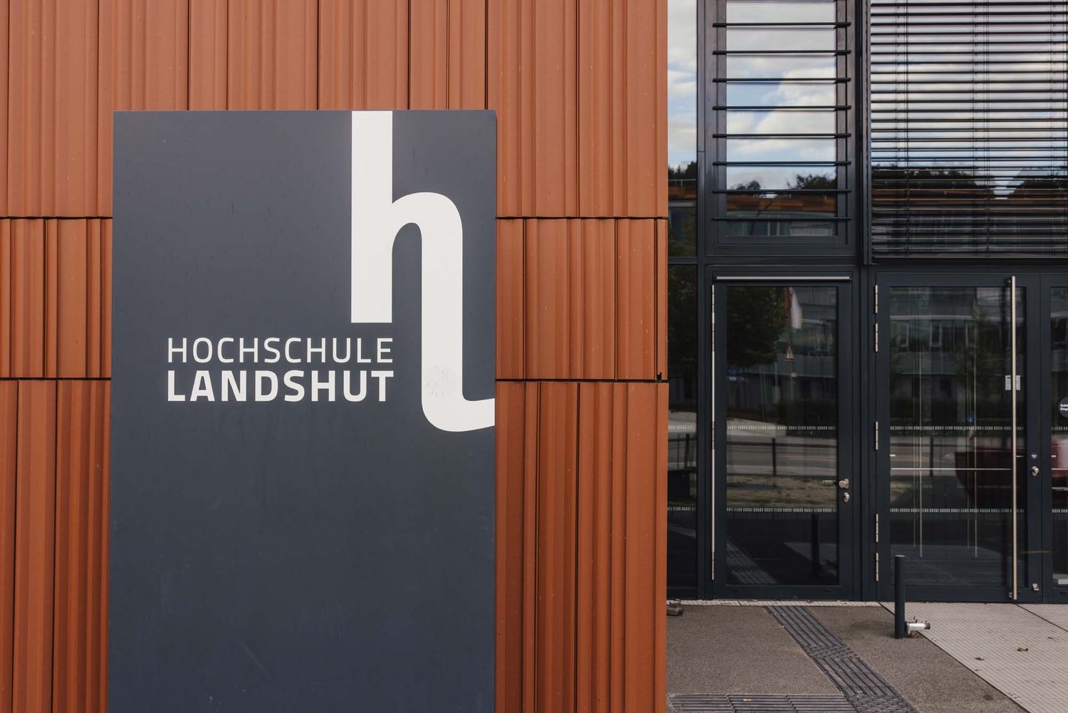 Man sieht eine Tafel mit der Aufschrift " Hochschule Landshut".