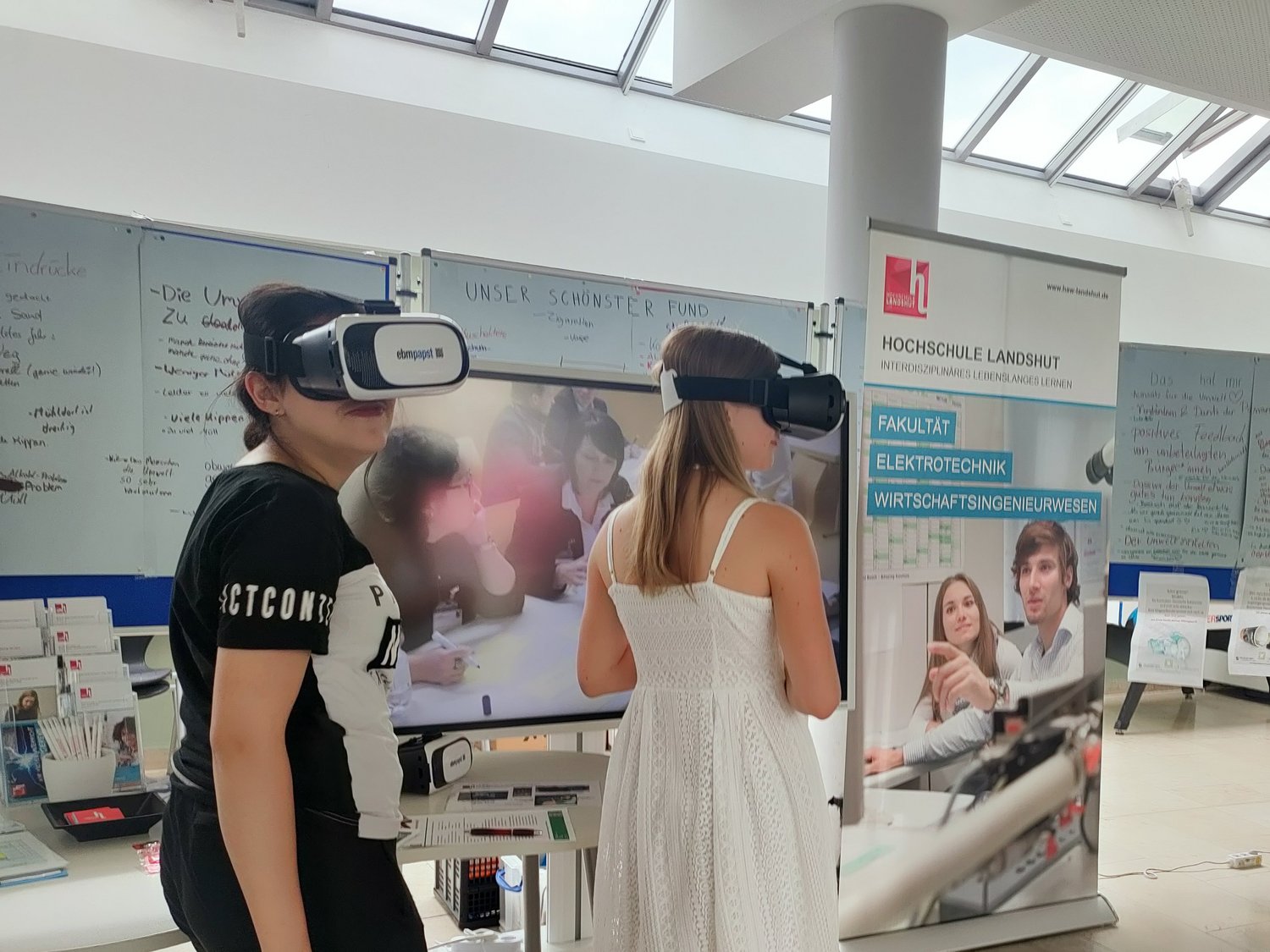 Zwei Schülerinnen testen VR-Brillen in ihrer Schule. 
