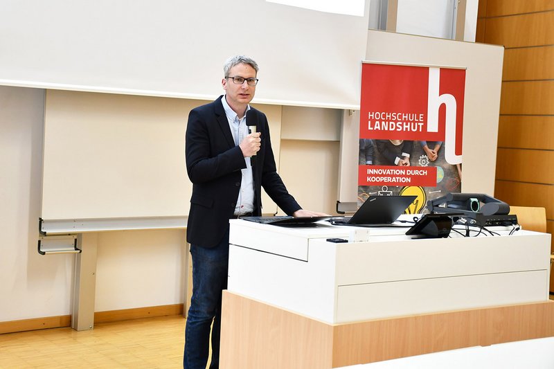 Prof. Dr. Tim Rödiger stellte die Referenten vor und moderierte die Zuschauerfragen.
