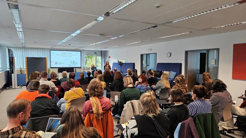 Personen folgen einem Vortrag