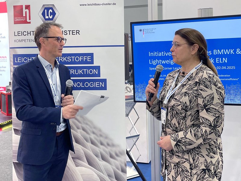 Marc Bicker vom Leichtbau-Cluster der Hochschule Landshut moderierte den Vortrag von Dr. Ursula Eul, Initiative Leichtbau des BMWK auf dem Leichtbau-Pavilion.