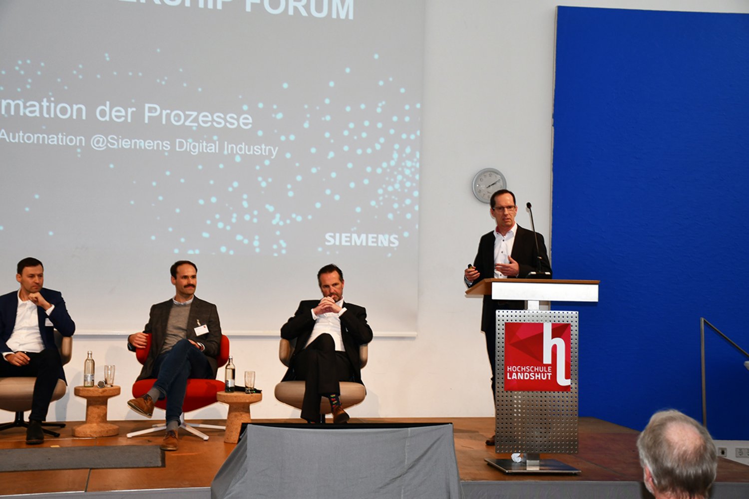 Franz Menzl (CTO Factory Automation, Siemens Digital Industry) bei seinem Statement.