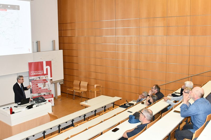 Der Großteil der rund 90 Zuschauer verfolgte den Vortrag online, rund 20 waren an der Hochschule zu Gast. 