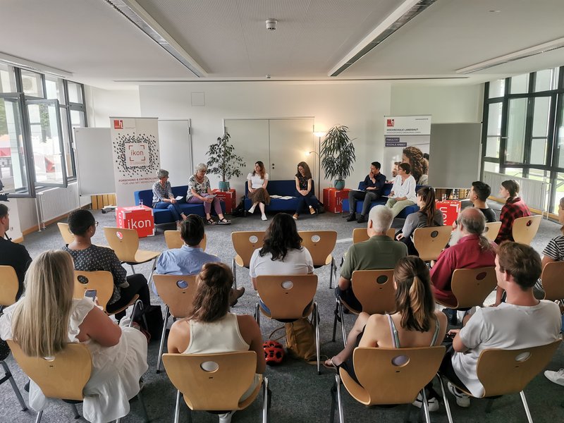 Gruppe sieht der Diskussion zu