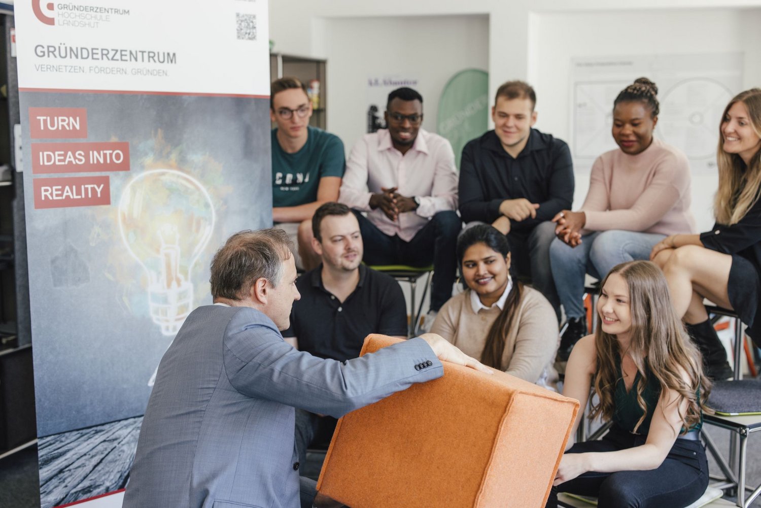 Foto: Professor und Studierende diskutieren aktiv in der Räumlichkeit Creative Lab