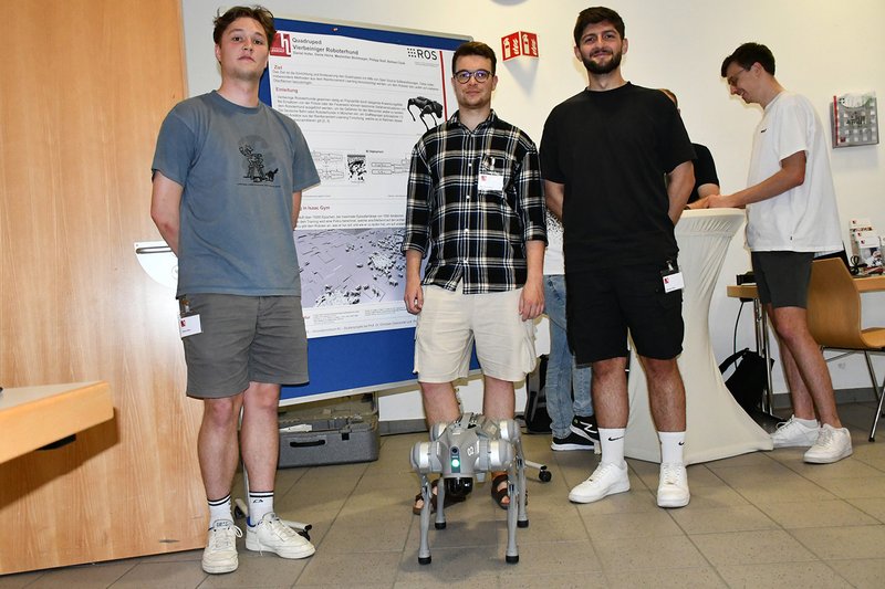 Den Roboterhund Spot, der u.a. für Inspektionen eingesetzt werden kann, präsentierte diese Gruppe.