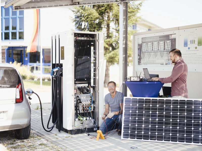 Zwei Personen testen die Funktionstüchtigkeit einer Solarplatte.