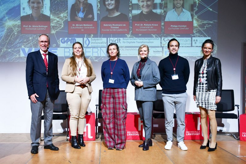 Das abschließende Panel des LLF 2025 befasste sich mit dem Thema Lernen mit KI, moderiert von Prof. Dr. Silvia Dollinger (Hochschule Landshut, rechts). Das abschließende Panel des LLF 2025 befasste sich mit dem Thema Lernen mit KI, moderiert von Prof. Dr. Silvia Dollinger (Hochschule Landshut, rechts).