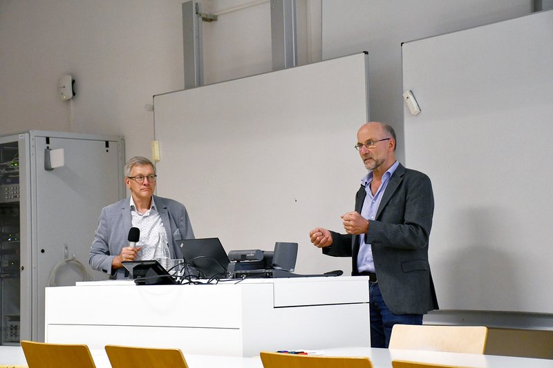 Veranstaltungsinitiator Prof. Dr. Josef Hofmann (Sprecher Forschungsbereich Energie der Hochschule Landshut) moderierte die anschließende Diskussion.