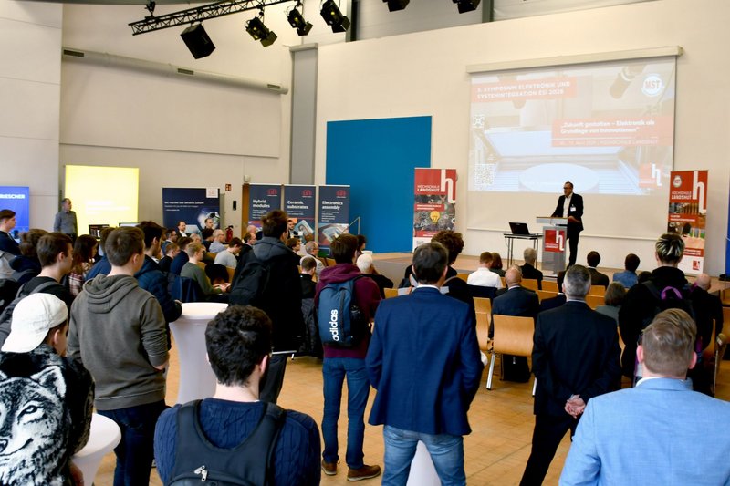 Vizepräsident Prof. Dr. Marcus Jautze begrüßte die rund 130 anwesenden Experten/-innen. 