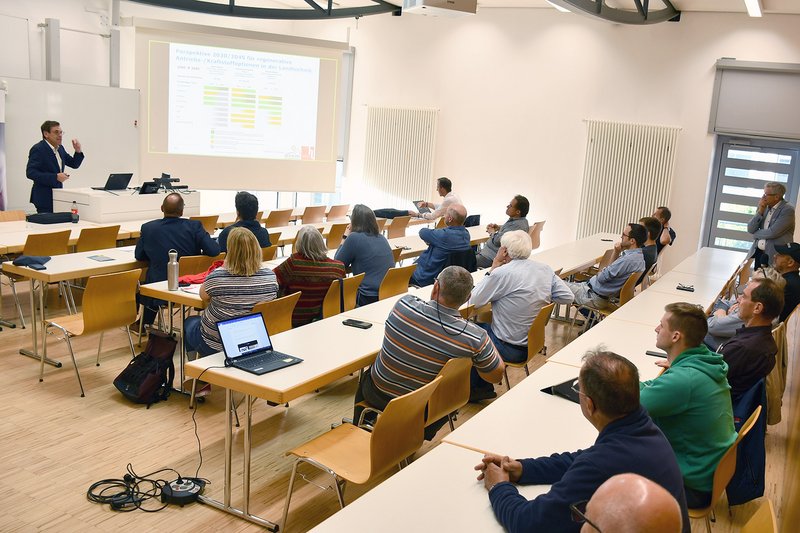 Rund 80 Teilnehmer/-innen waren in Präsenz anwesend oder online zugeschalten.