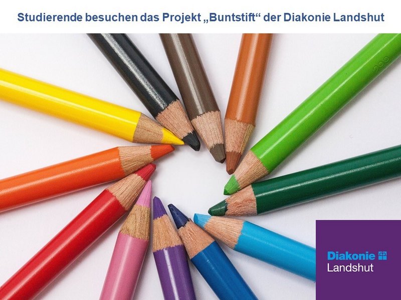 Buntstifte liegen in einem Kreis auf einem Tisch