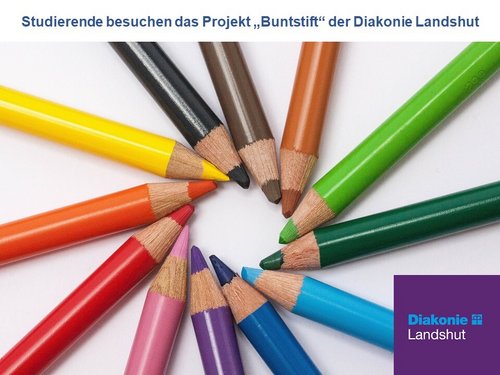 Buntstifte liegen in einem Kreis auf einem Tisch