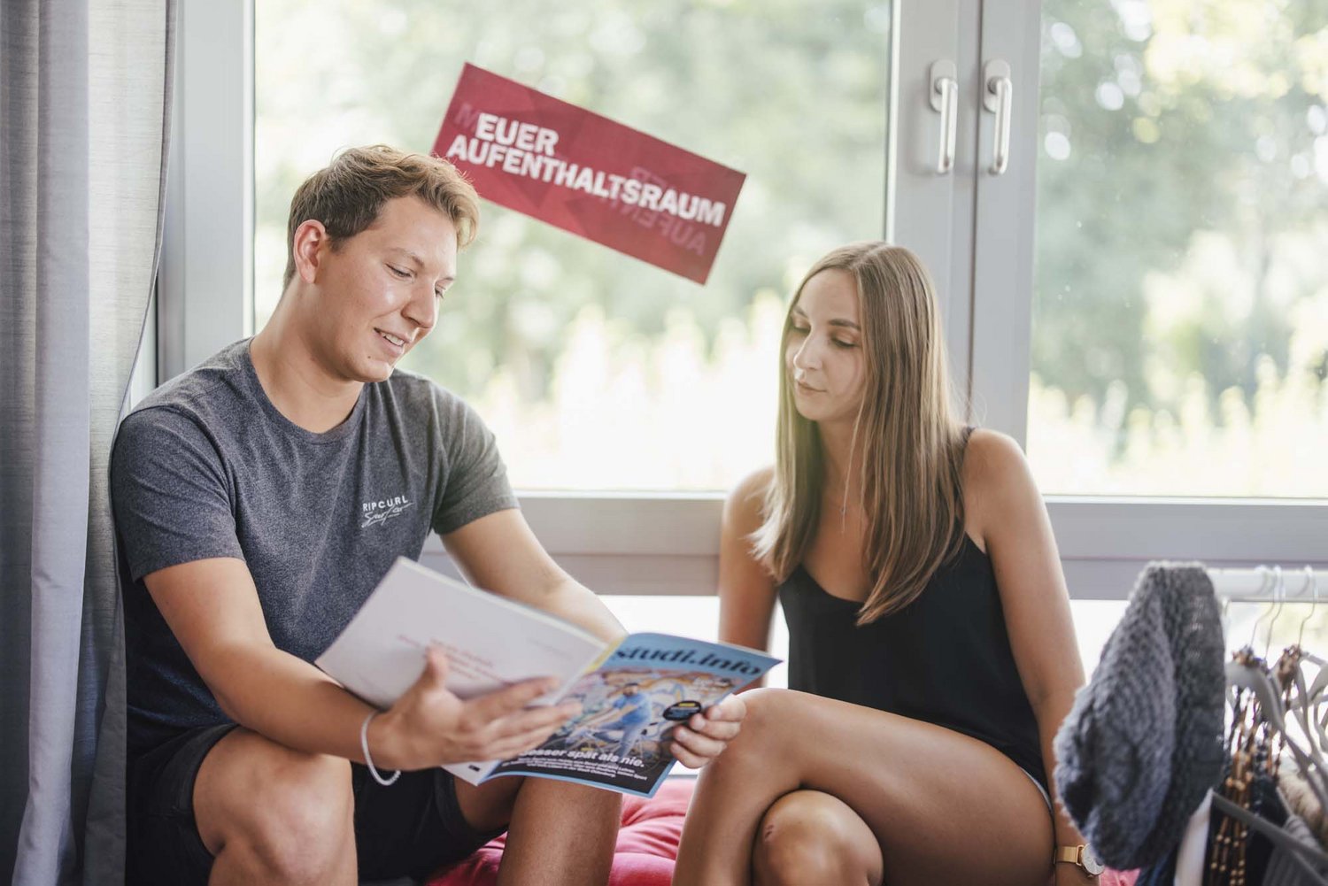 Studierende lesen zusammen eine Zeitung im Restart Room.