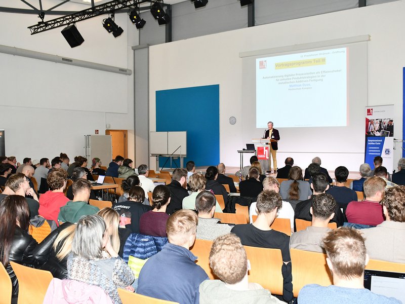 Veranstaltunginitiator Prof. Dr. Norbert Babel bei seiner Themeneinführung im vollen Hörsaal.