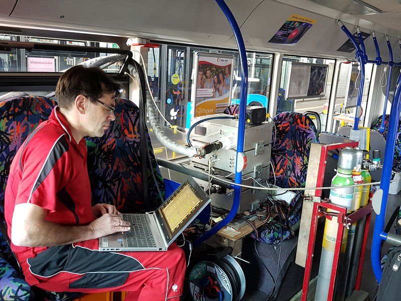 Prof. Dr. Ralph Pütz bei den Messungen in einem Bus.