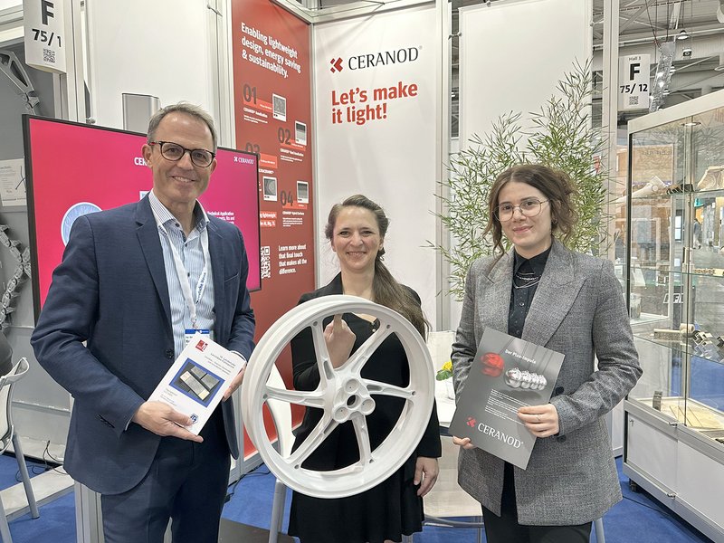 Vertreterinnen des Unternehmens Ceranod (Ludwigsburg) und Marc Bicker mit einer Magnesium-Leichtbaufelge mit veredelter Oberfläche zur Verhinderung von Korrosion.
