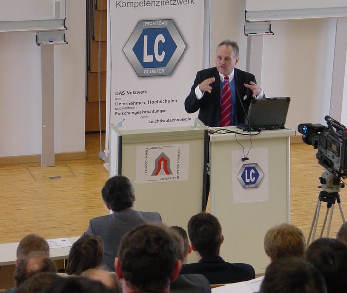 Staatsminister Erwin Huber bei der Eröffnung des Colloquiums.